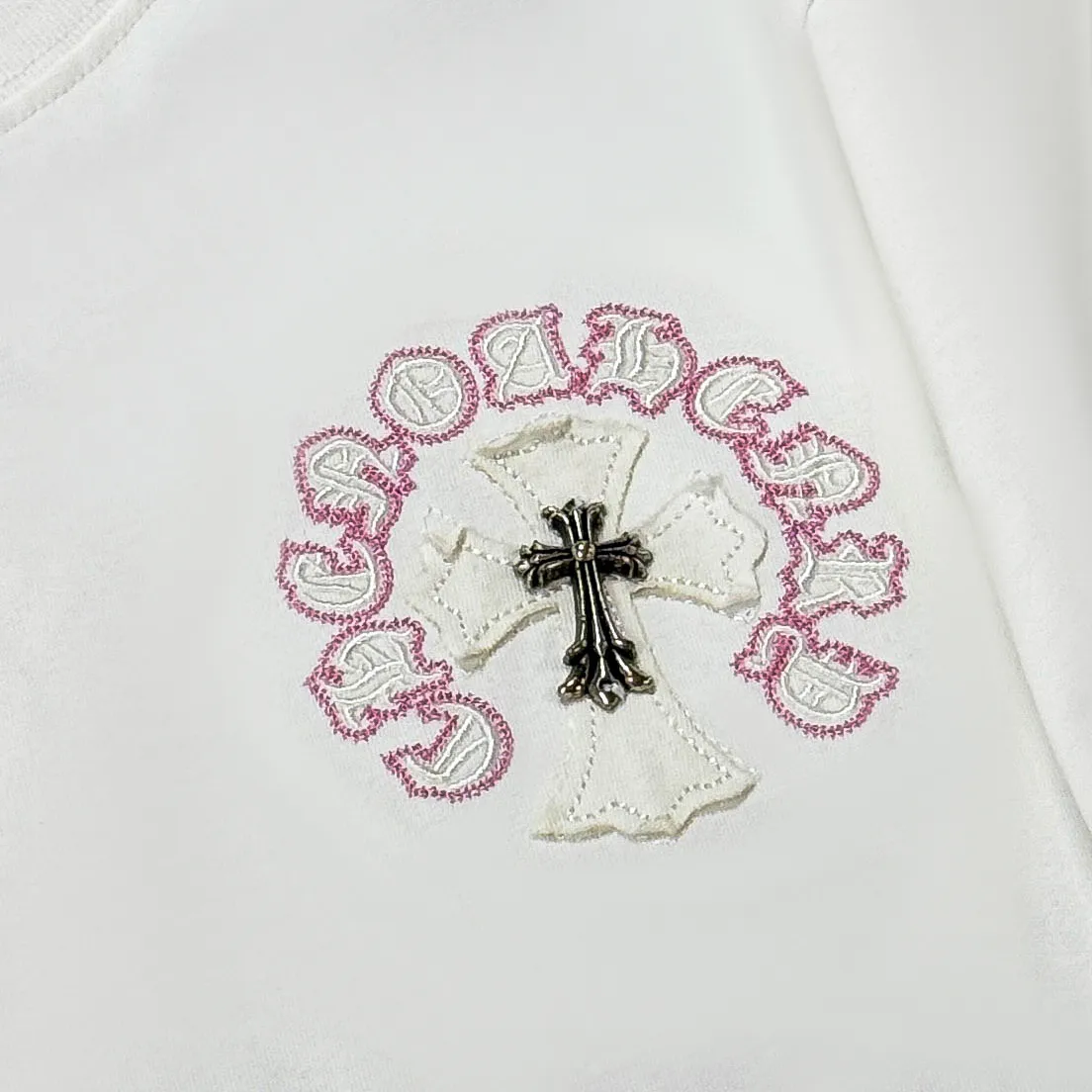 P180 Chrome Hearts 25 high-end versions. The fabric is made of 300 grams of high-density pure cotton. It does not deform or shrink. It has three labels. It is the same style for men and women. Technology: patch embroidery + original development hardware. Color: white, black. SIZE: S-XL.